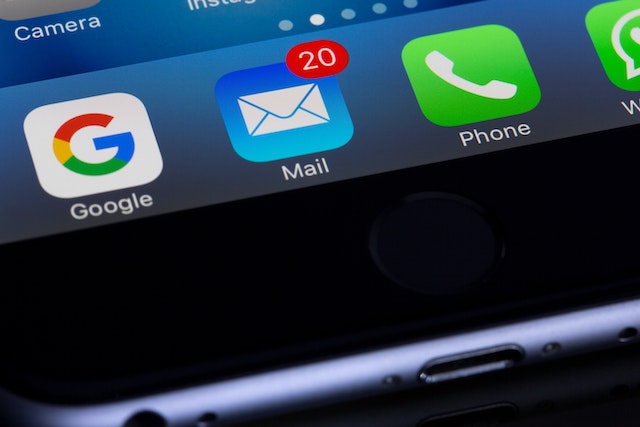 Email application symbol with a red notification badge on the corner that reads "20"